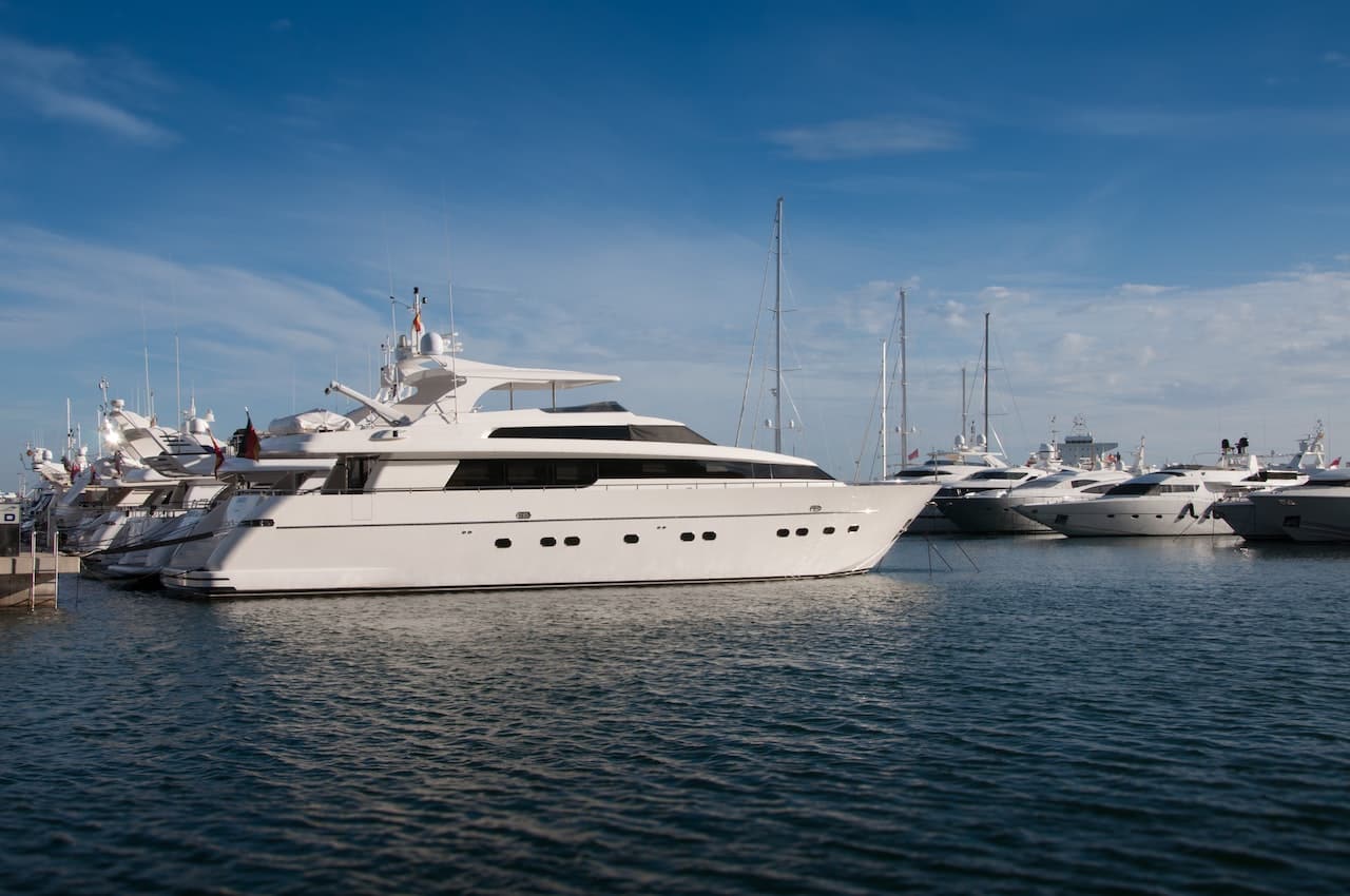 Read more about the article Reasons to Charter a Yacht and Tips for Choosing a Boat