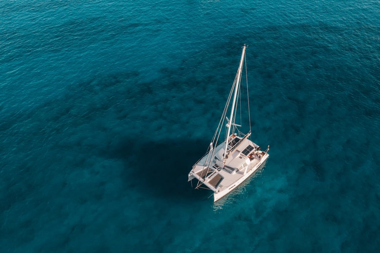 Read more about the article Luxury Meets Adventure: Why Catamarans are an Ideal Choice